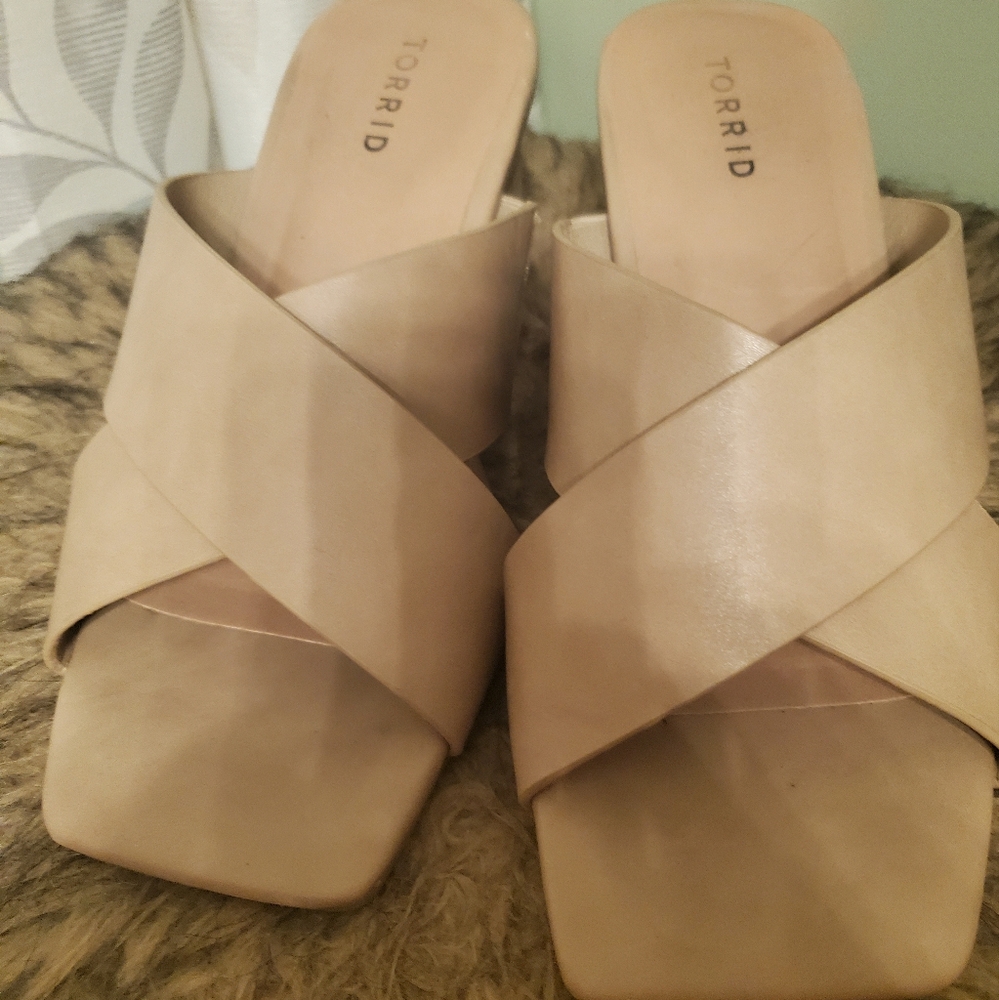 Torrid Tan Heeled Sandals Size 8.5 with Modern Design - Picture 3 of 6